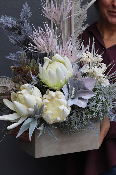 Berenika Grey&White, kompozycja nagrobna w naczyniu