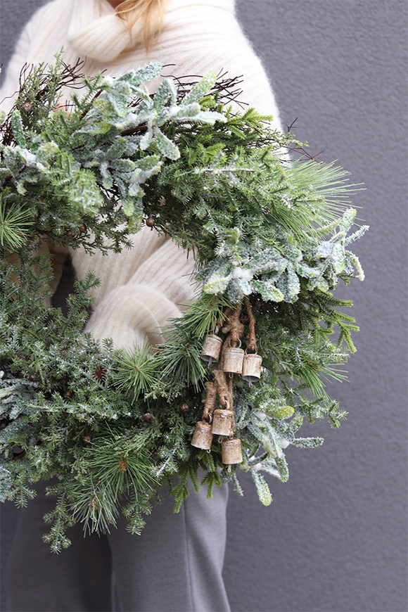 Winter House, zimowy wianek iglasty