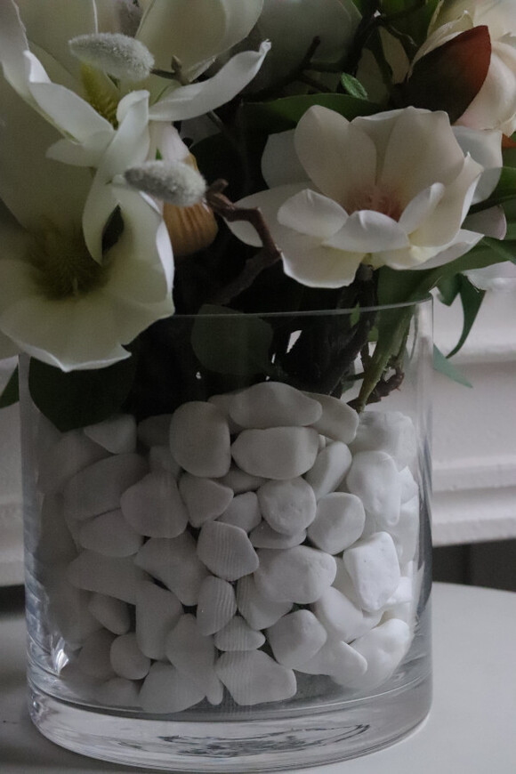 Magnolie Glassier 2, kompozycja kwiatowa w wazonie