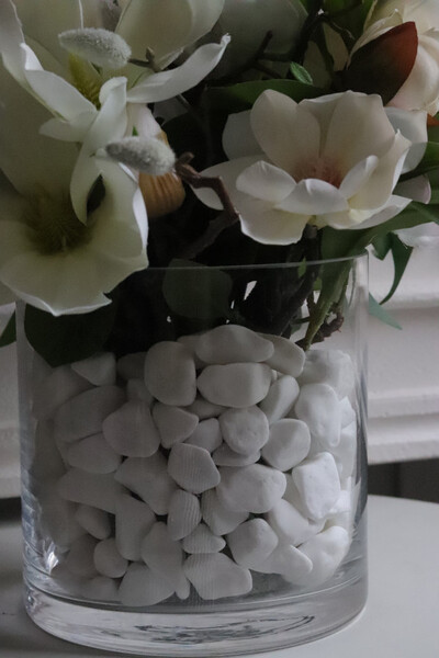 Magnolie Glassier 2, kompozycja kwiatowa w wazonie