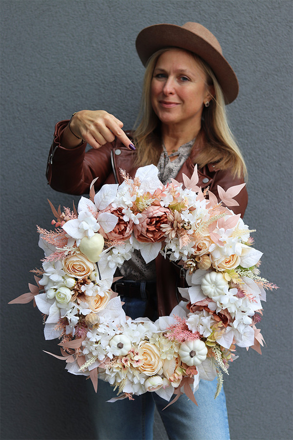 Sandy Fall, jesienny wianek z białymi dyniami