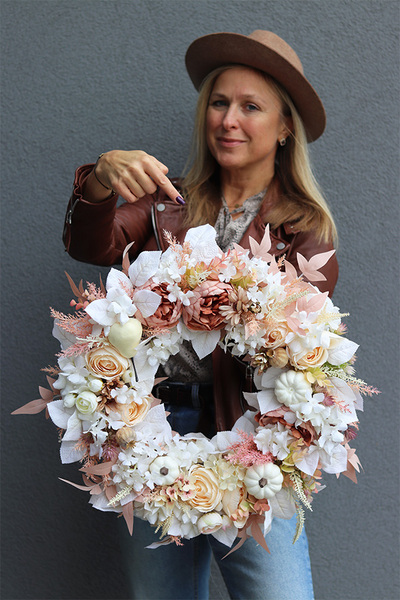 Sandy Fall, jesienny wianek z białymi dyniami