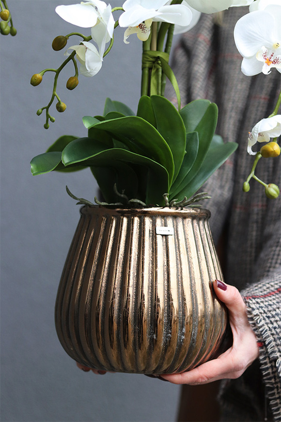 Elegance Hotel B, sztuczny storczyk w miedzianej donicy