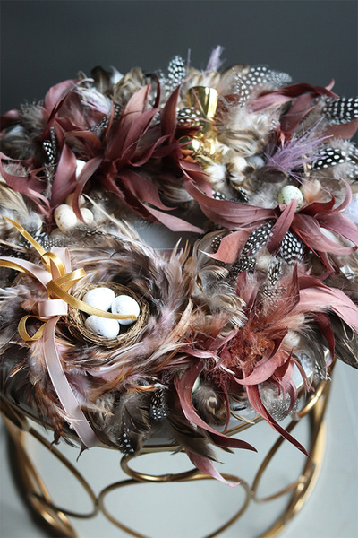 Gniazdko, wielkanocny wianek z piórami