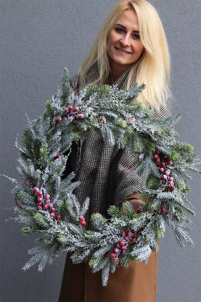 Winter World, zimowy wianek z czerwonymi owocami