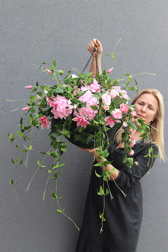 Rossamana, kwiaty w wiszącej donicy