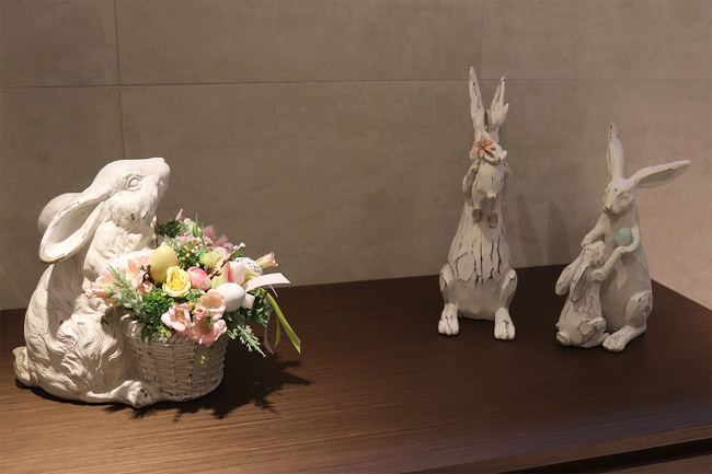 Easter Bunny Flowers, wielkanocna kompozycja z zającem, wym.30x27x28cm