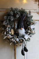 Skrzat w Czapce, bożonarodzeniowy wianek na drzwi