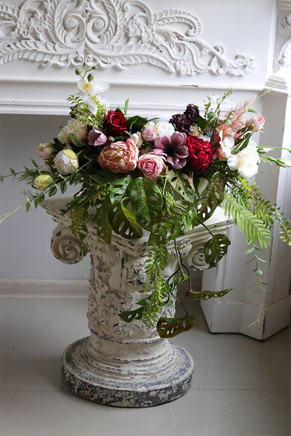 Miodowy Dom Monsteri, kompozycja kwiatowa w naczyniu, wym.35x57cm