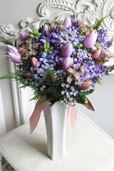 Fioletowa Nadzieja Fleur, bukiet w białym wazonie