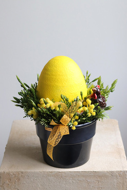 OD RĘKI Yellow Egg, stroik wielkanocny z ceramicznym jajkiem, wym.25x20cm