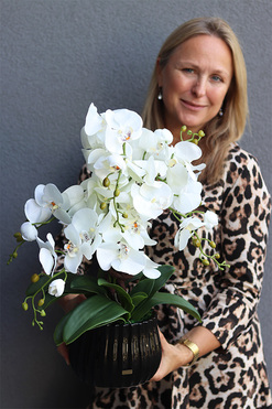 Black Versal, sztuczny storczyk w czarnej donicy, wys.53cm