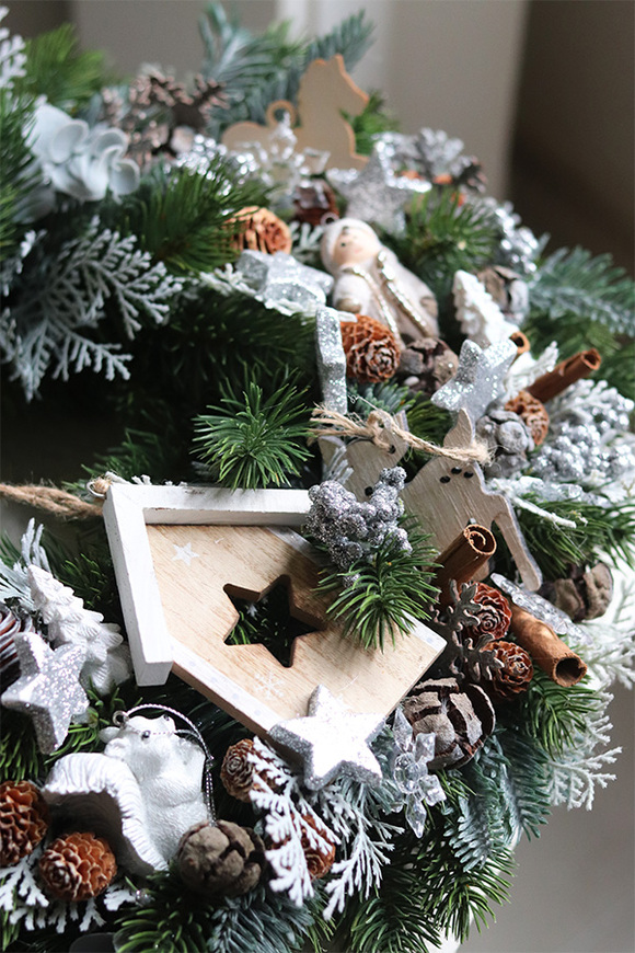 Nordic House, świąteczny wianek na drzwi