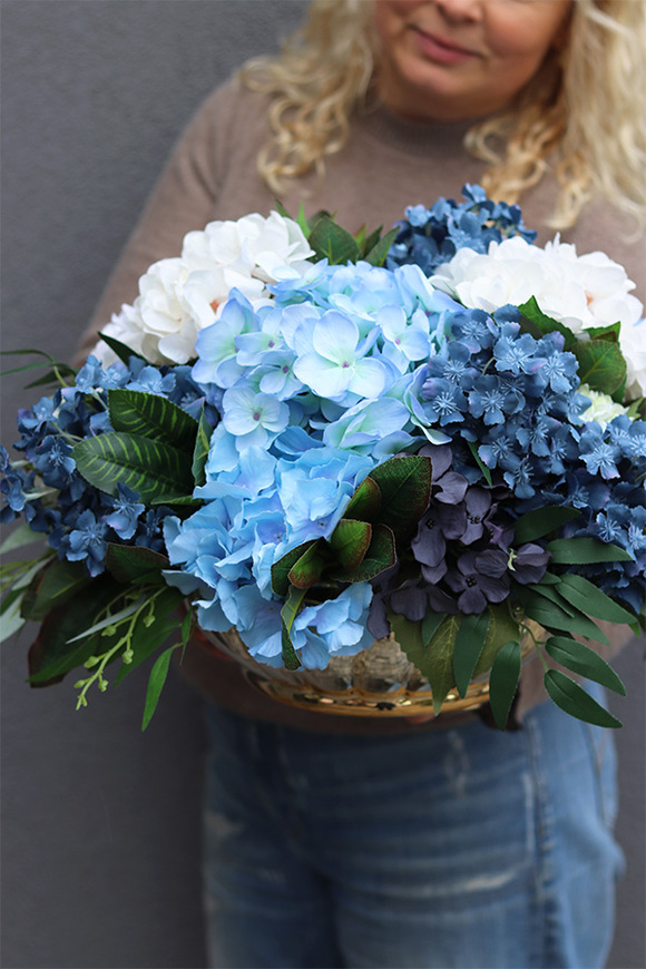 Blue & Gold, kompozycja kwiatowa z hortensji