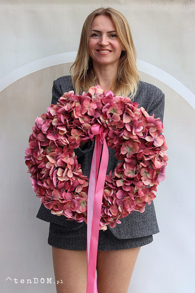 Hortensje Cherry, wianek na drzwi z hortensji