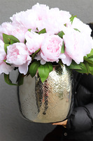 Aura Deluxe, kompozycja z peonii w srebrnej donicy