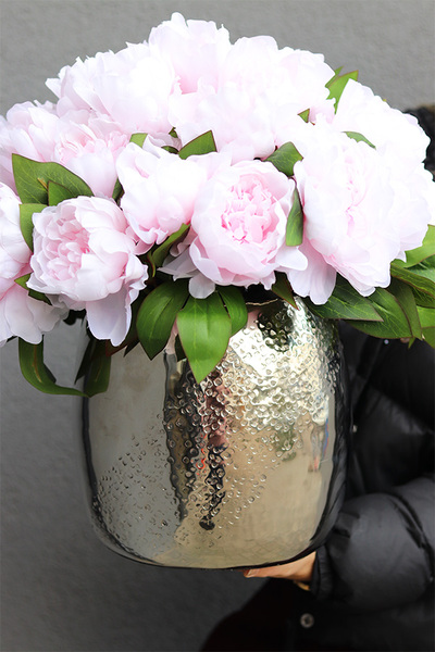 Aura Deluxe, kompozycja z peonii w srebrnej donicy