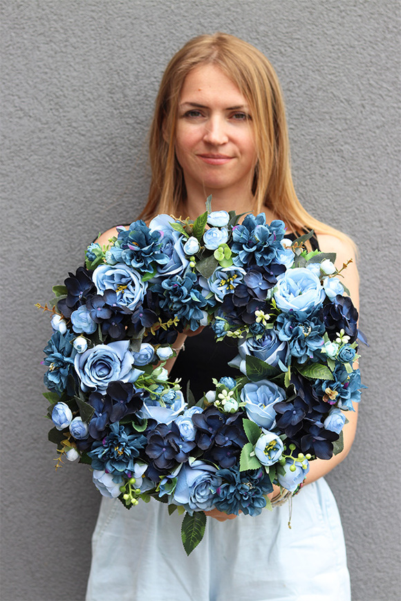 Caryca Blue Flowers, bogaty wianek na drzwi