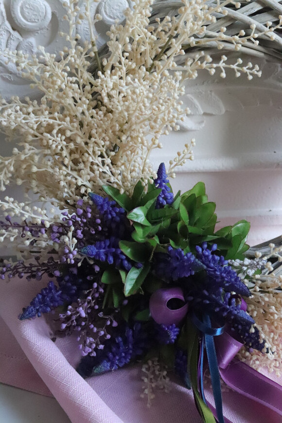 Wśród Szafirków, asymetryczny wiosenny wianek na drzwi