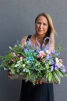 Hellia Łąka, kompozycja kwiatowa w konarze, wym.44x77x36cm