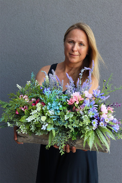 Hellia Łąka, kompozycja kwiatowa w konarze, wym.44x77x36cm