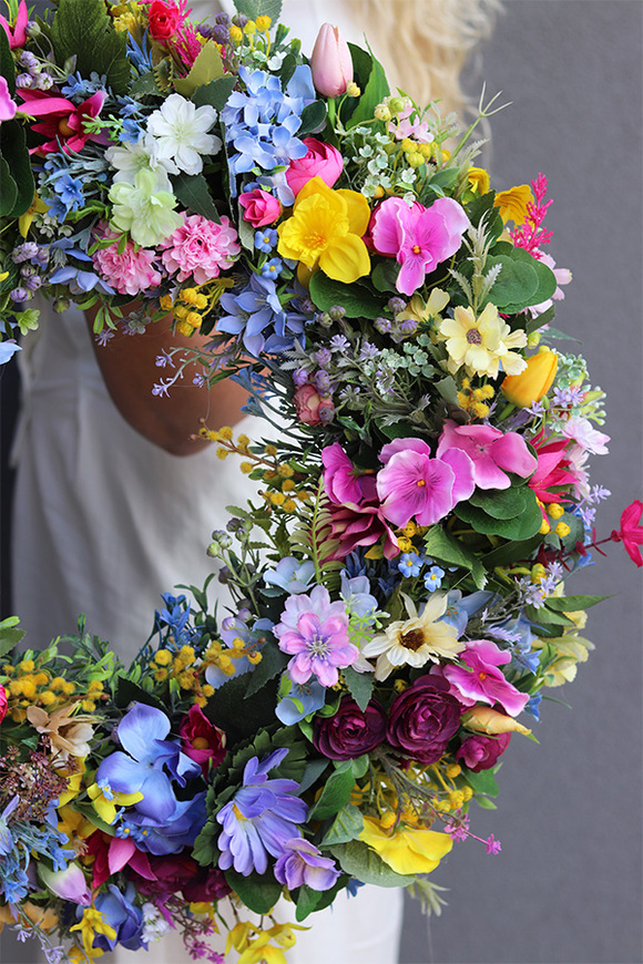 Monique May, duży barwny wianek na drzwi