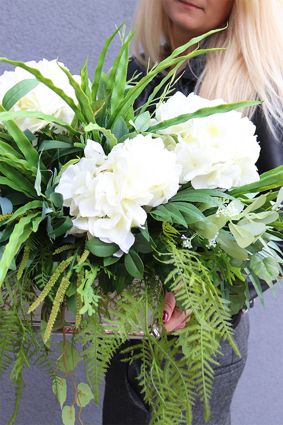 Jutra, kompozycja nagrobna z białymi hortensjami, wym.42x68cm 