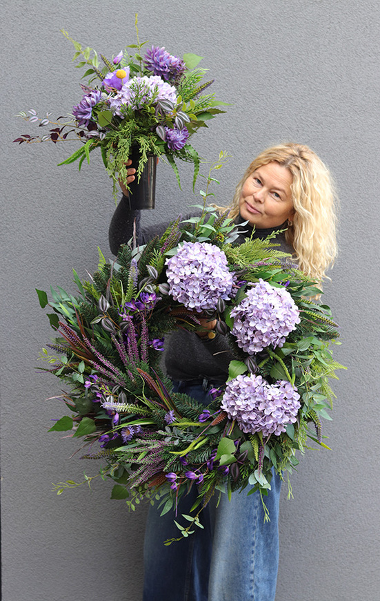 Fioletowa Mgiełka, wieniec nagrobny z fioletowymi kwiatami