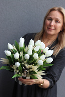 Wednesday Biel, kompozycja z piankowymi tulipanami w naczyniu