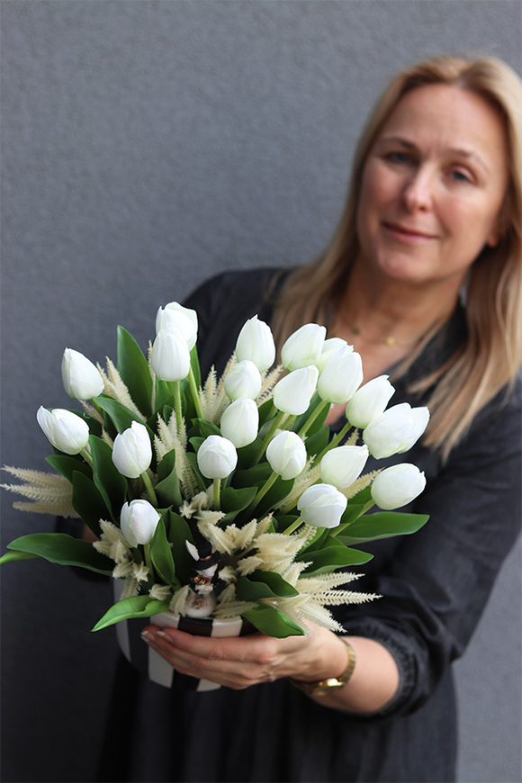 Wednesday Biel, kompozycja z piankowymi tulipanami w naczyniu