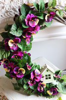 Bratki Fiolet, ozdobny wianek z domkiem