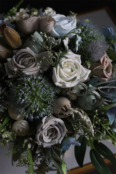 Berania Blue, kompozycja kwiatowa w pucharze