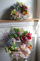 Kleopatra, efektowny wianek z kwiatami i sukulentami