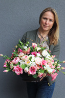 Gefrina, różowa kompozycja nagrobna w misie, wym.33x57cm