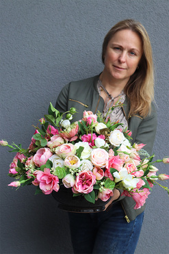 Gefrina, różowa kompozycja nagrobna w misie, wym.33x57cm