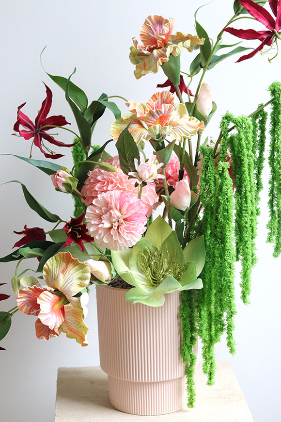 Norblina, kompozycja kwiatowa z gloriozą