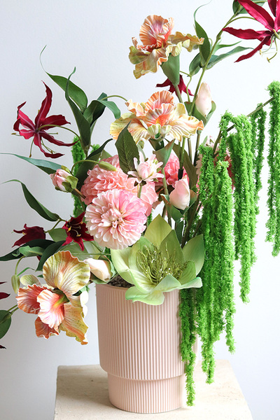 Norblina, kompozycja kwiatowa z gloriozą