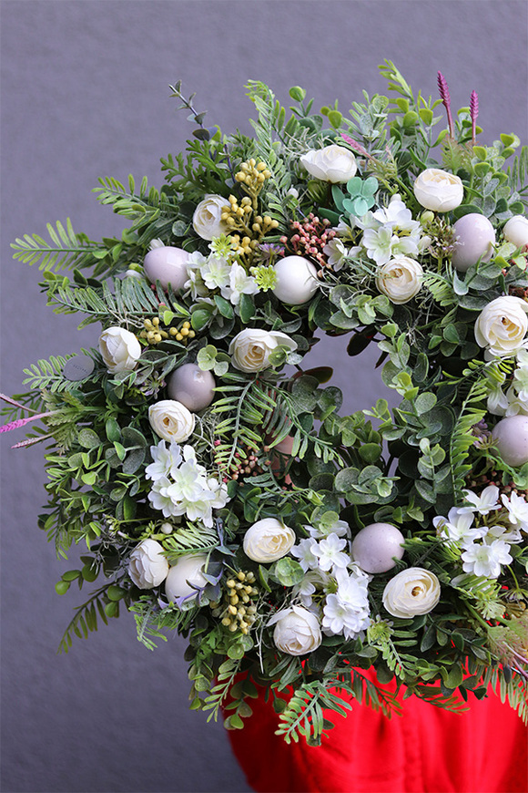 Białe Kwiaty, wielkanocny wianek na drzwi z jajkami