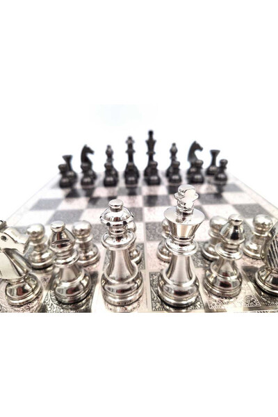 Romanum, ekskluzywne szachy z metalowa szachownicą