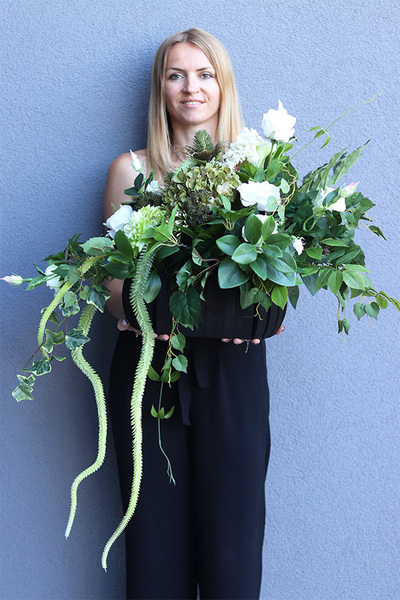  Lucilla, dekoracja nagrobna w drewnianej skrzyneczce, wym.50x70x46cm