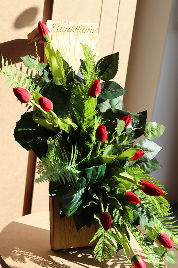 Tulipany Woods, kompozycja nagrobna z tulipanami