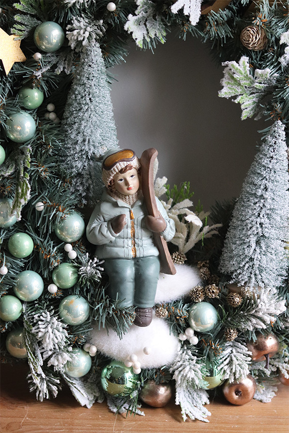 Krissy, świąteczny wianek na drzwi z narciarzem