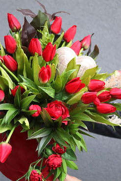 Red Spring, walentynkowy flowerbox z tulipanami, wym.38x39cm