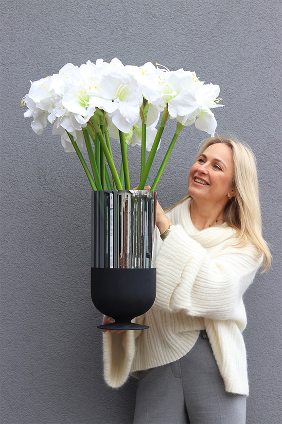 Amarylis Bulla, świąteczny bukiet kwiatów w wazonie