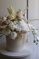 Lorient Heaven, kompozycja kwiatowa w kremowej donicy	