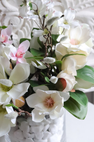 Magnolie Glassier 2, kompozycja kwiatowa w wazonie