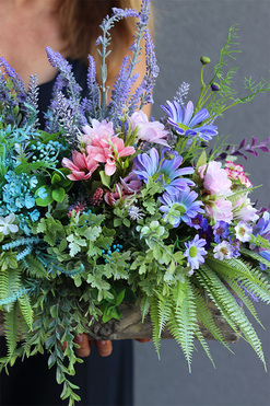 Hellia Łąka, kompozycja kwiatowa w konarze, wym.44x77x36cm