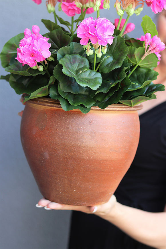 Różowe, sztuczne pelargonie w donicy, wys.43cm