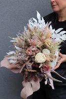 Boho Romance 2, kompozycja kwiatowa w koszu na grób