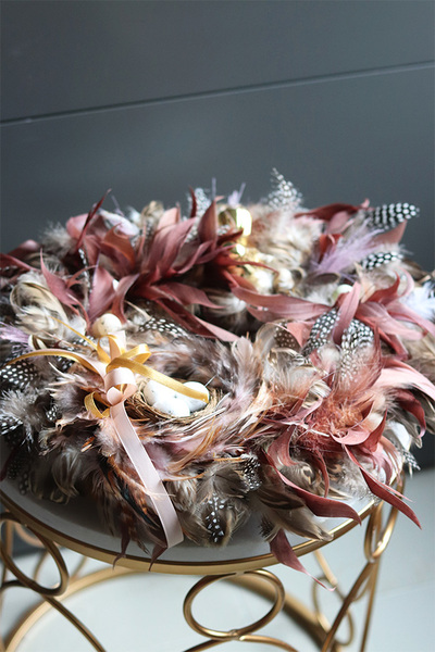 Gniazdko, wielkanocny wianek z piórami